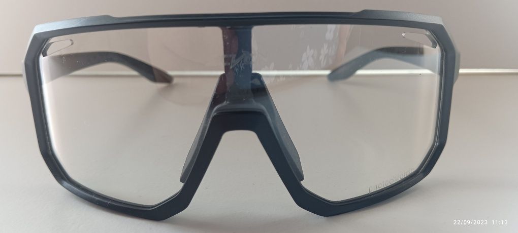Óculos com lentes fotocromáticos