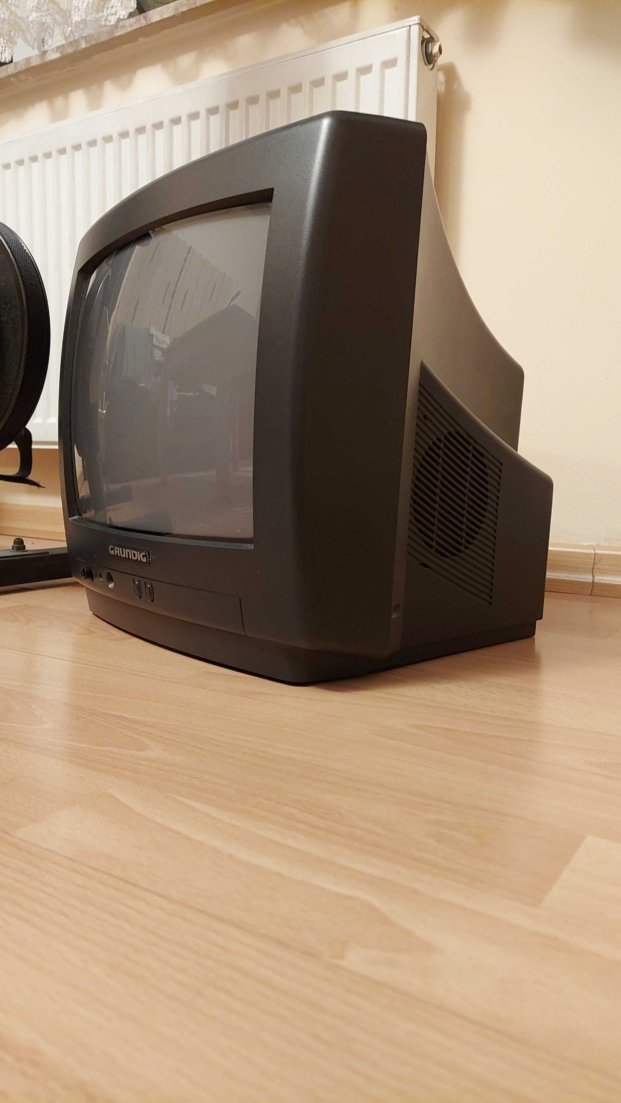 mały telewizorek Grundig kolorowy z pilotem