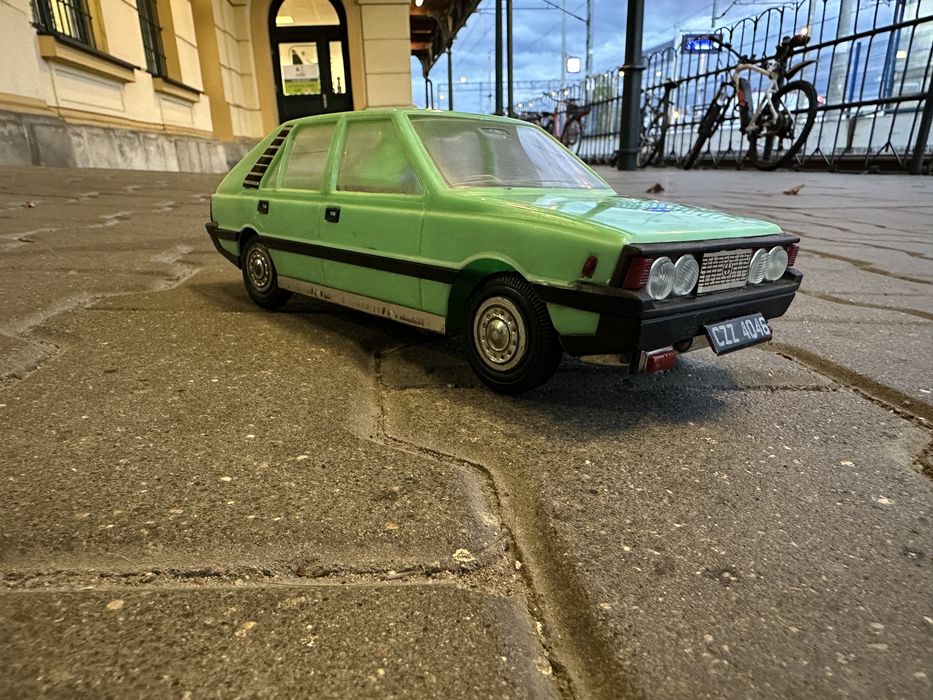 Stara zabawka POLONEZ CZZ 4046