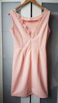 gładka prosta sukienka różowa z koronką z wycięciem na plecach wesele