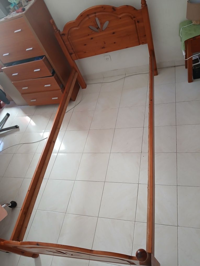 Cama de solteiro com estrado e colchão