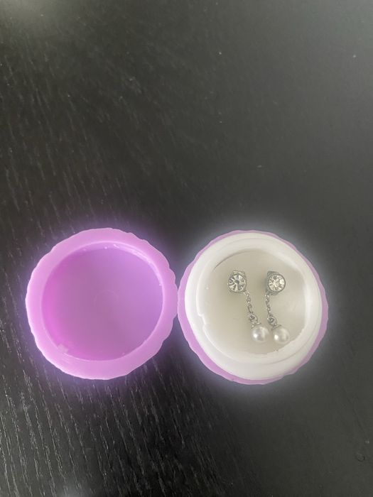 Brincos par prateado com brilhamtes e perola  anti alergicos