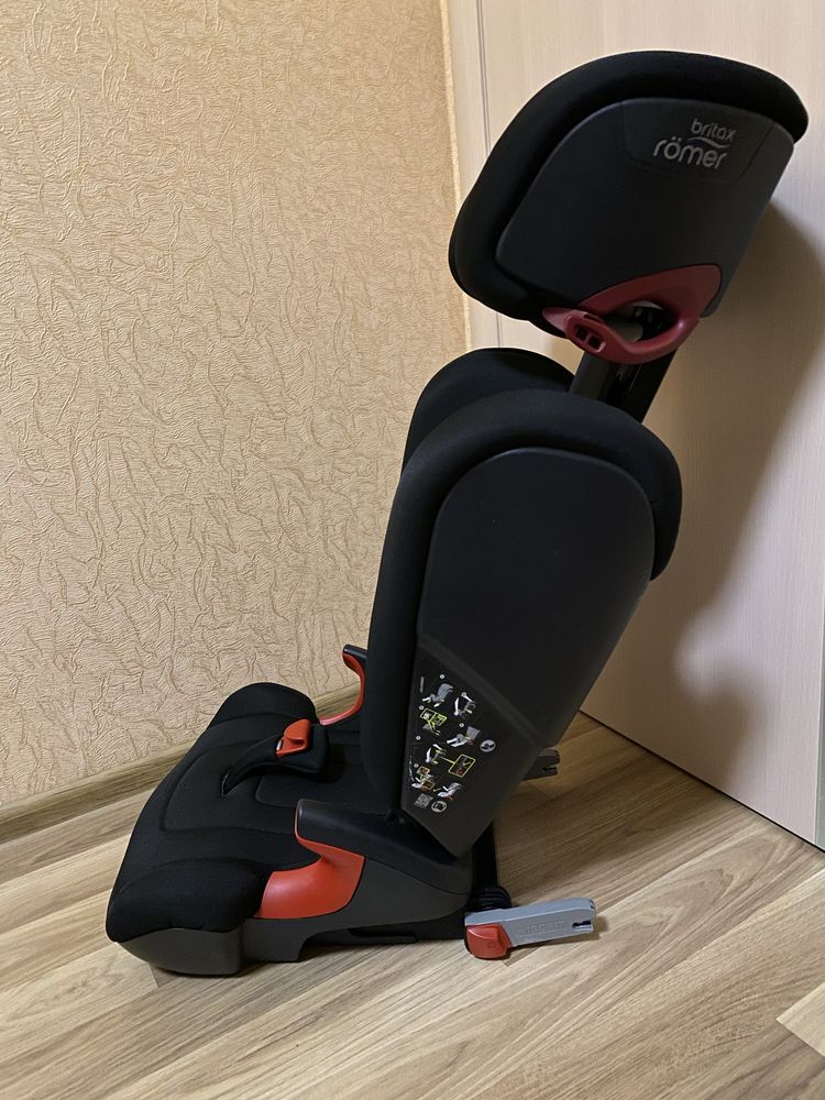 Автокресло-Бустер Britax-Romer Kidfix 2 R с 3 до 12 лет