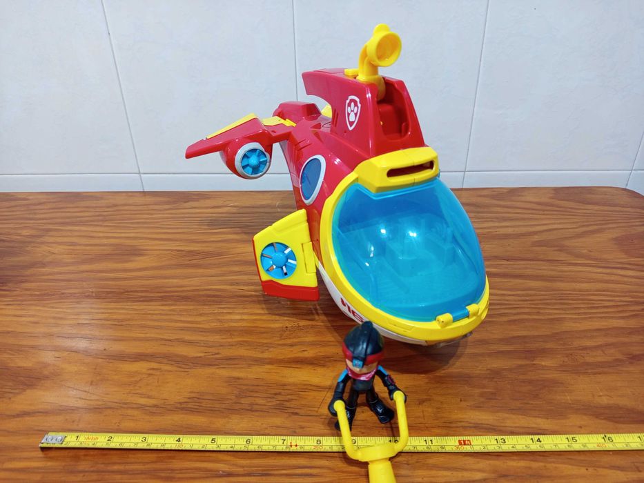 Submarino patrulha pata com figura