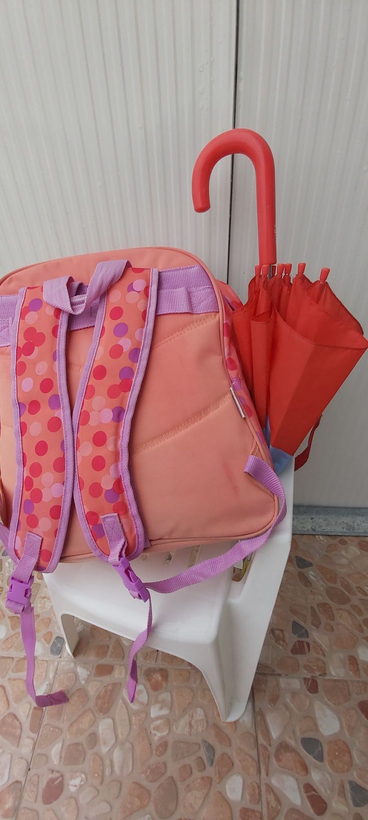 Mochila de menina, com chapéu de chuva