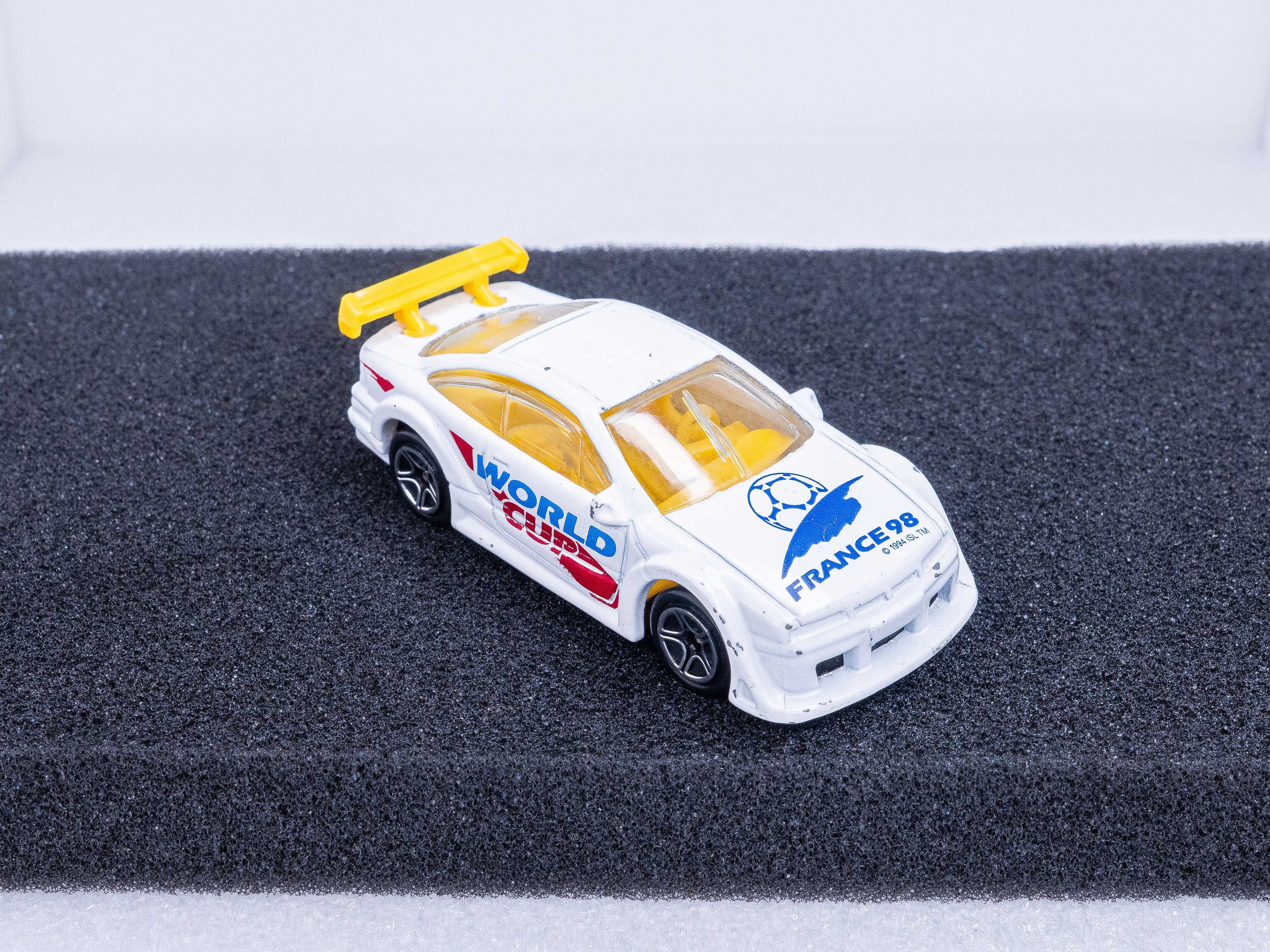 Matchbox Opel Calibra DTM z roku 1998 stan kolekcjonerski