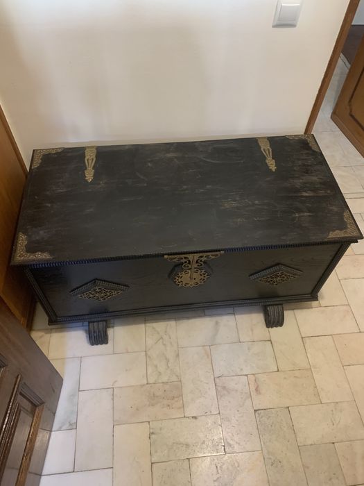 Arca antiga em madeira maciça