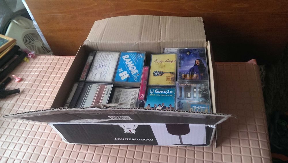 Лот аудио кассет  ящичек- цена за все 350гр.