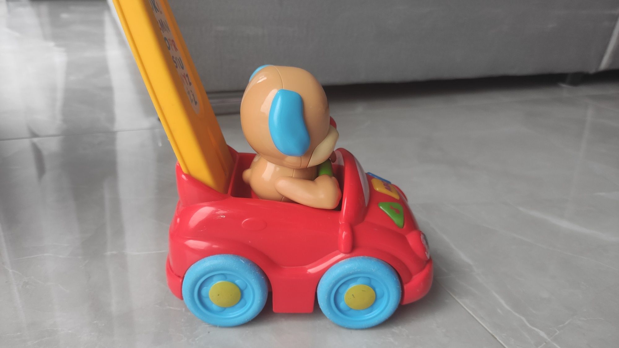 Grające autko Szczeniaczka Fisher Price uczy liczb liter itd.