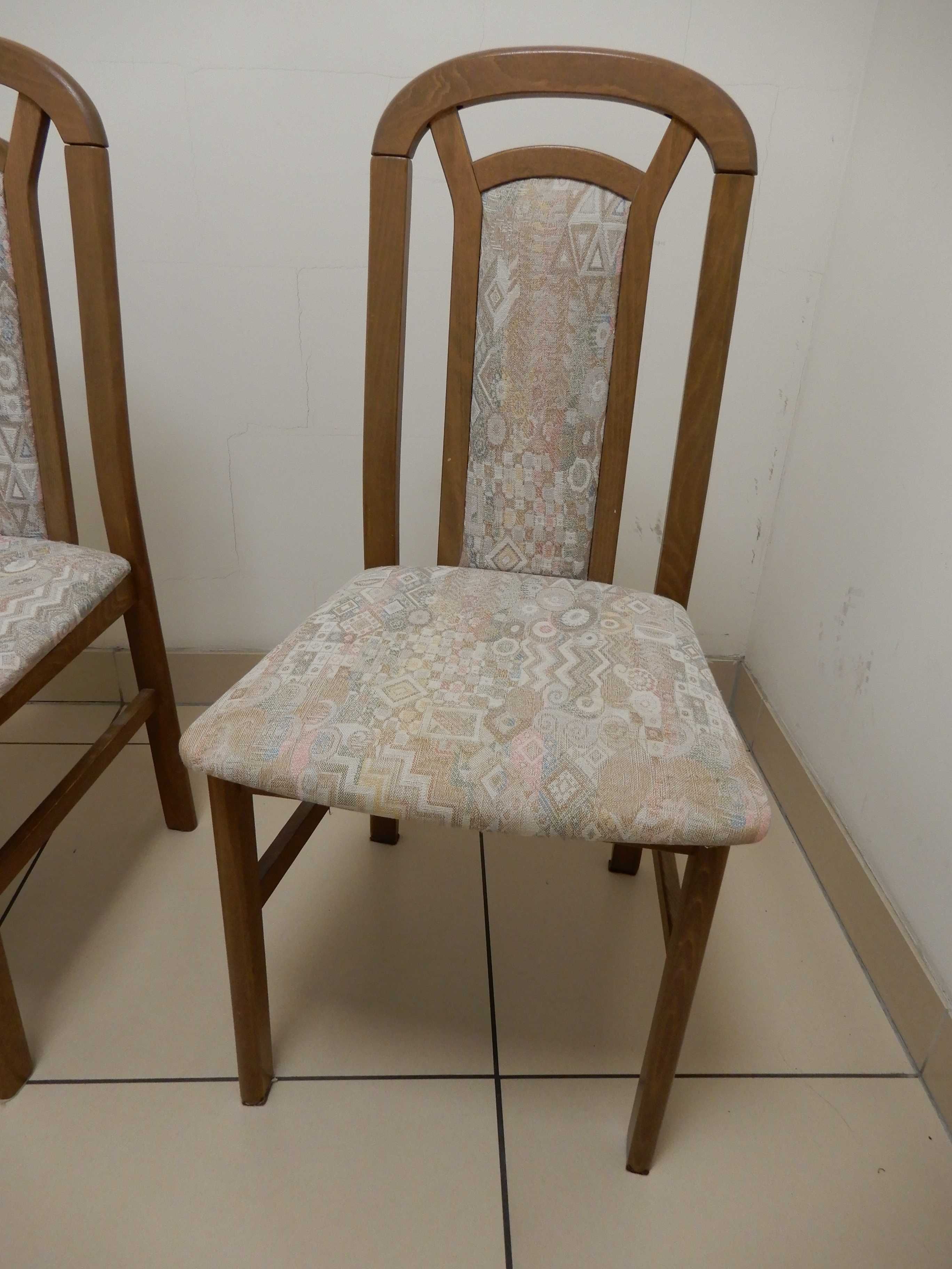 Dwa krzesła z litego drewna, tapicerowane