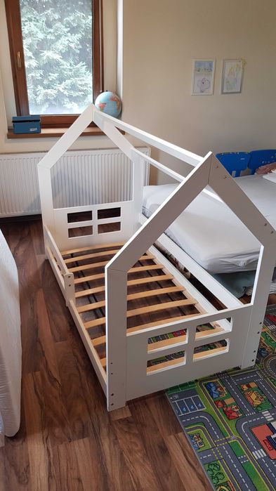 Łóżko Domek dziecięce 160x80 dla dzieci białe z materacem lateksowym