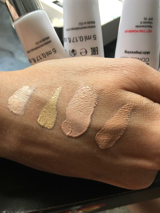 Korektor pod oczy (z masażerem) Neo Make Up