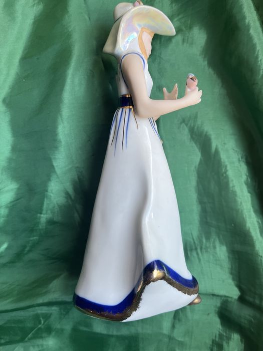 Продам порцелянову статуетку