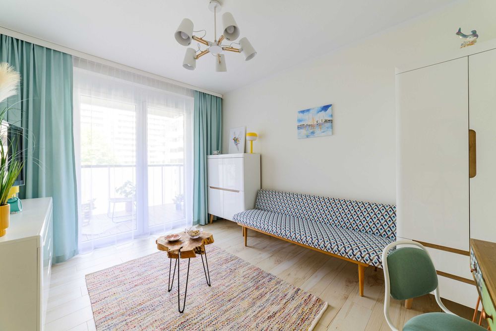 Piękny zestaw nowych, białych mebli na nóżkach - szafa i dwie komody