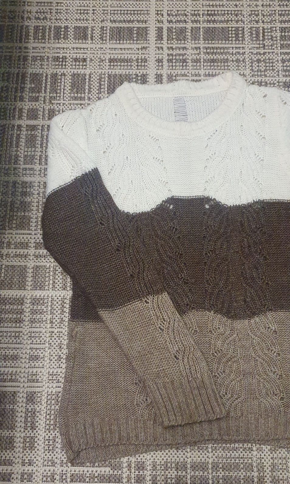 Жіночий в'язаний светр