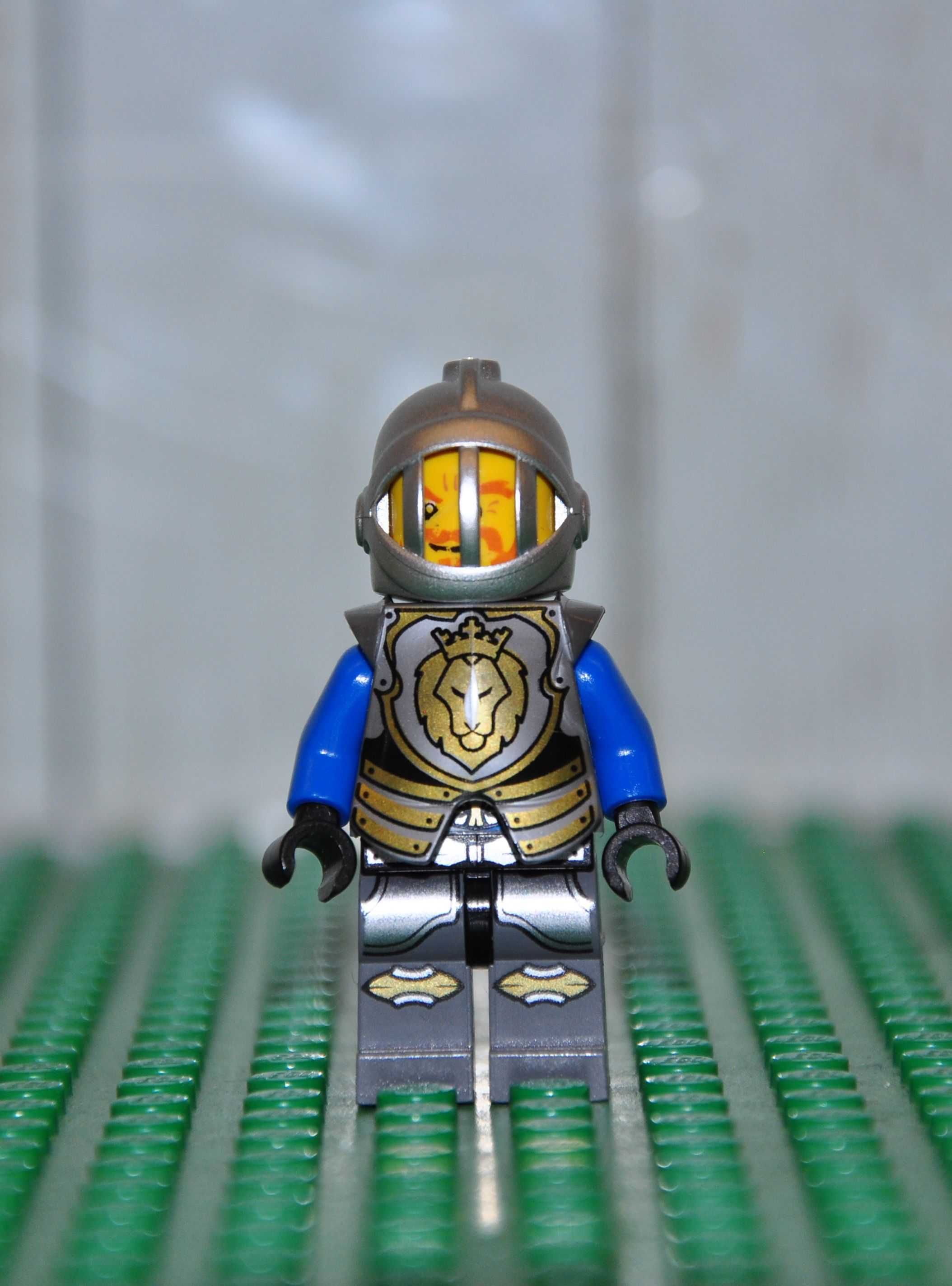 F0842. Figurka LEGO Castle - cas523 Castle - King's Knight Armor