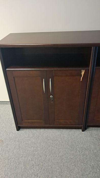 Komoda drewniana uszkodzona.