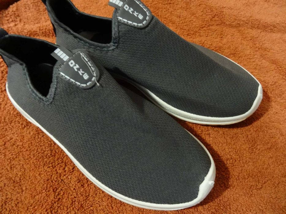 Damskie sneakersy wsuwane, z okrągłym noskiem. 39. Długość stopy ok 25