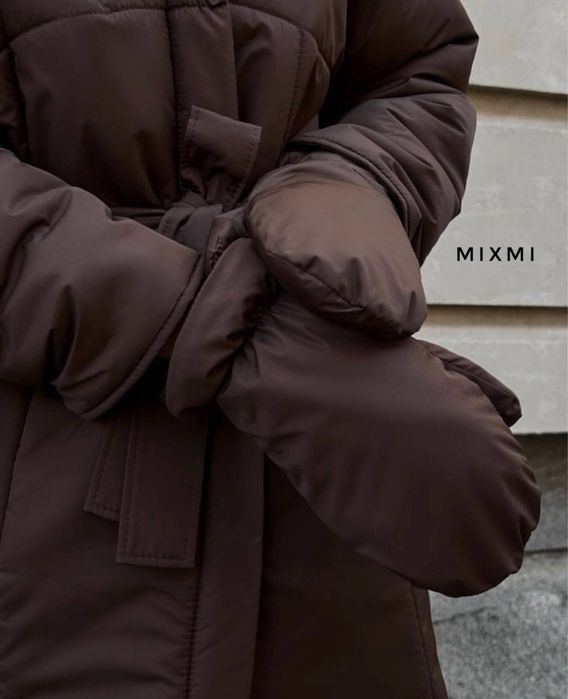 Тепла жіноча зимова куртка з рукавицями поясом і стильним кроєм