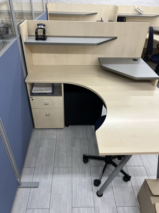 Продам офісні столи.