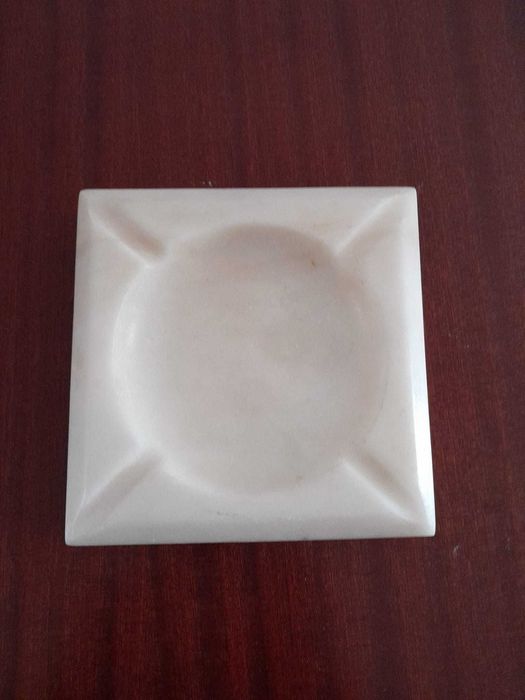 Cinzeiros de Mármore esculpidos à mão