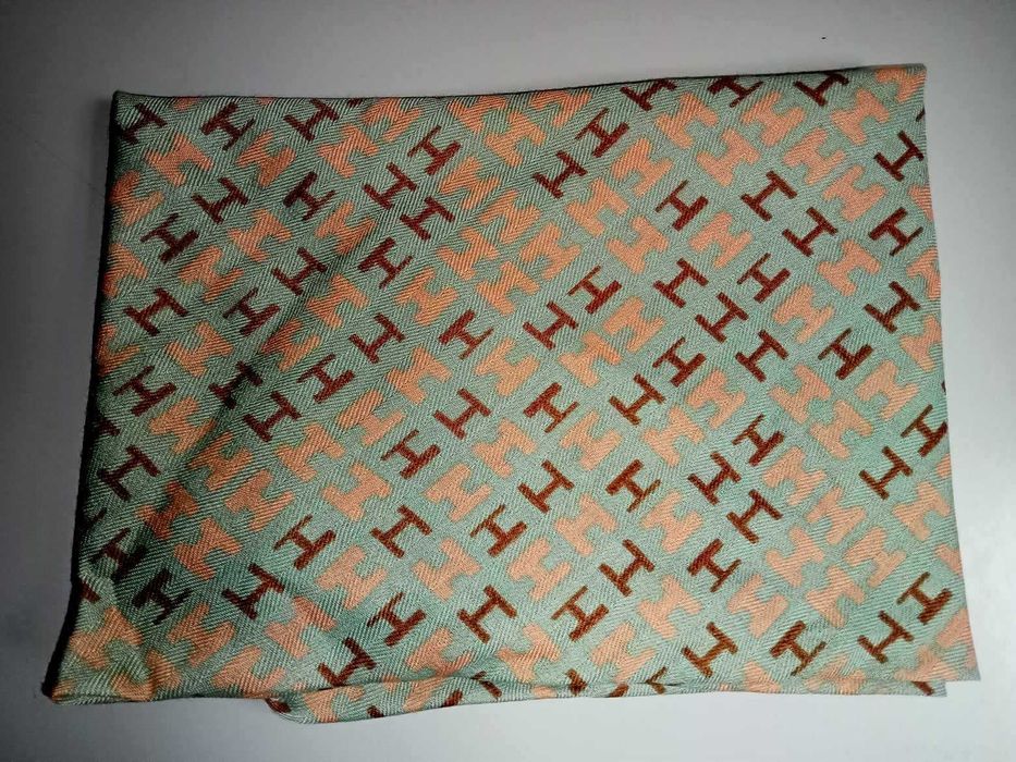 Lenço quadrado com fecho magnético