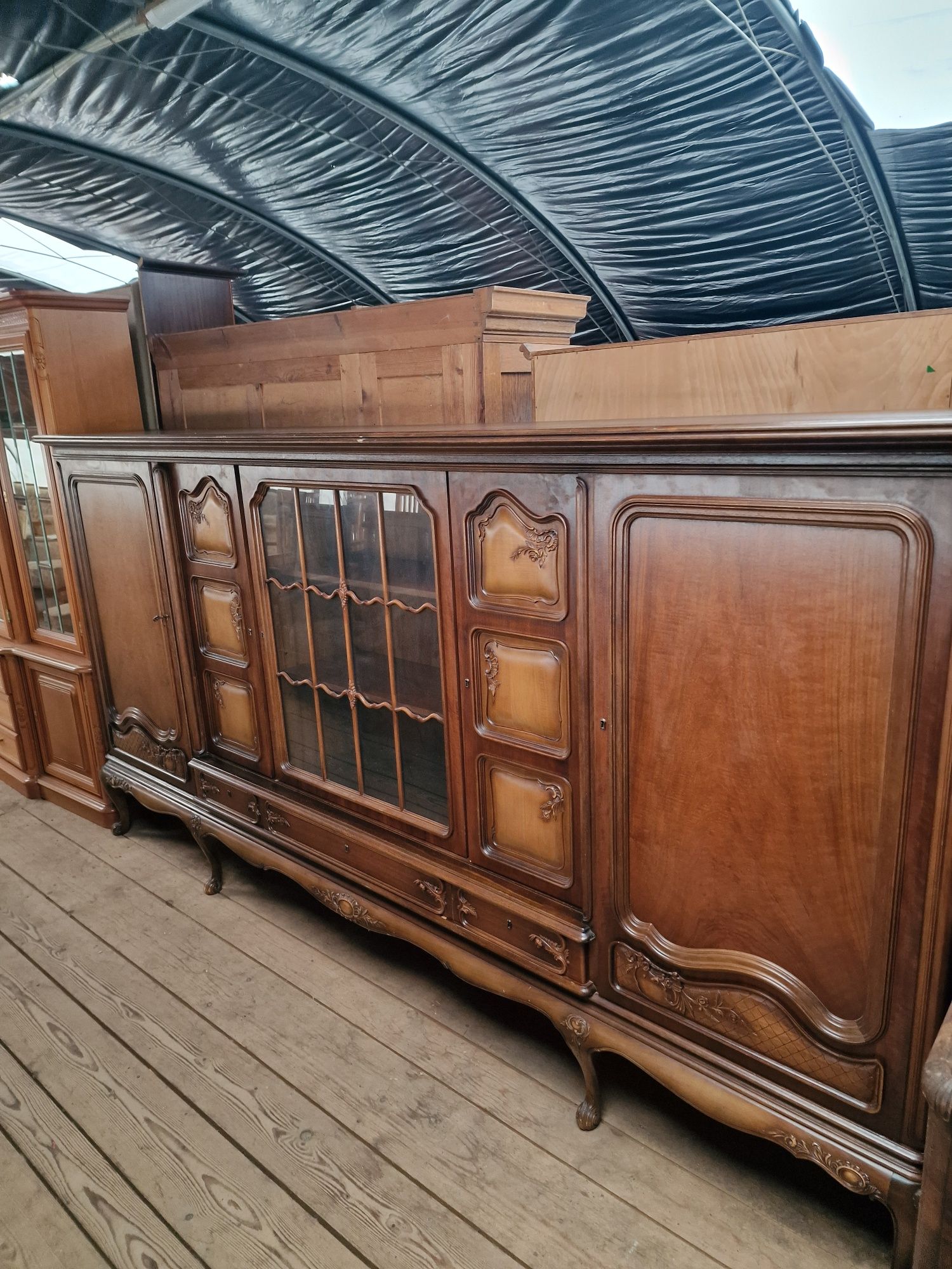Kredens w stylu Ludwikowskiim chippendale
