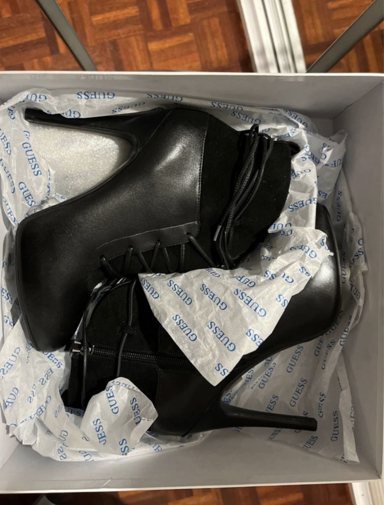 Bota preta guess