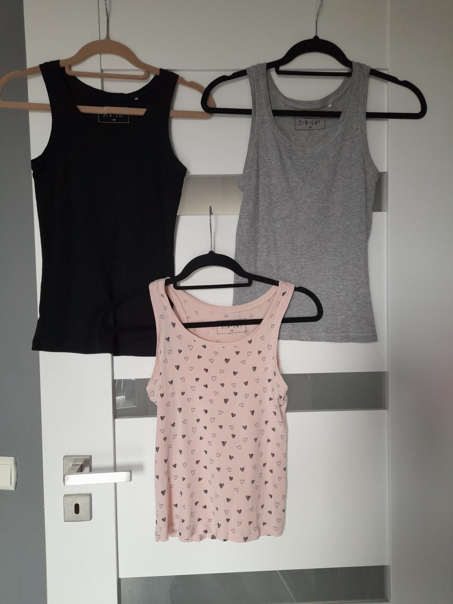 Trzy topy XS-S Sinsay bawełna prążki serduszka pudrowy róż koszulka
