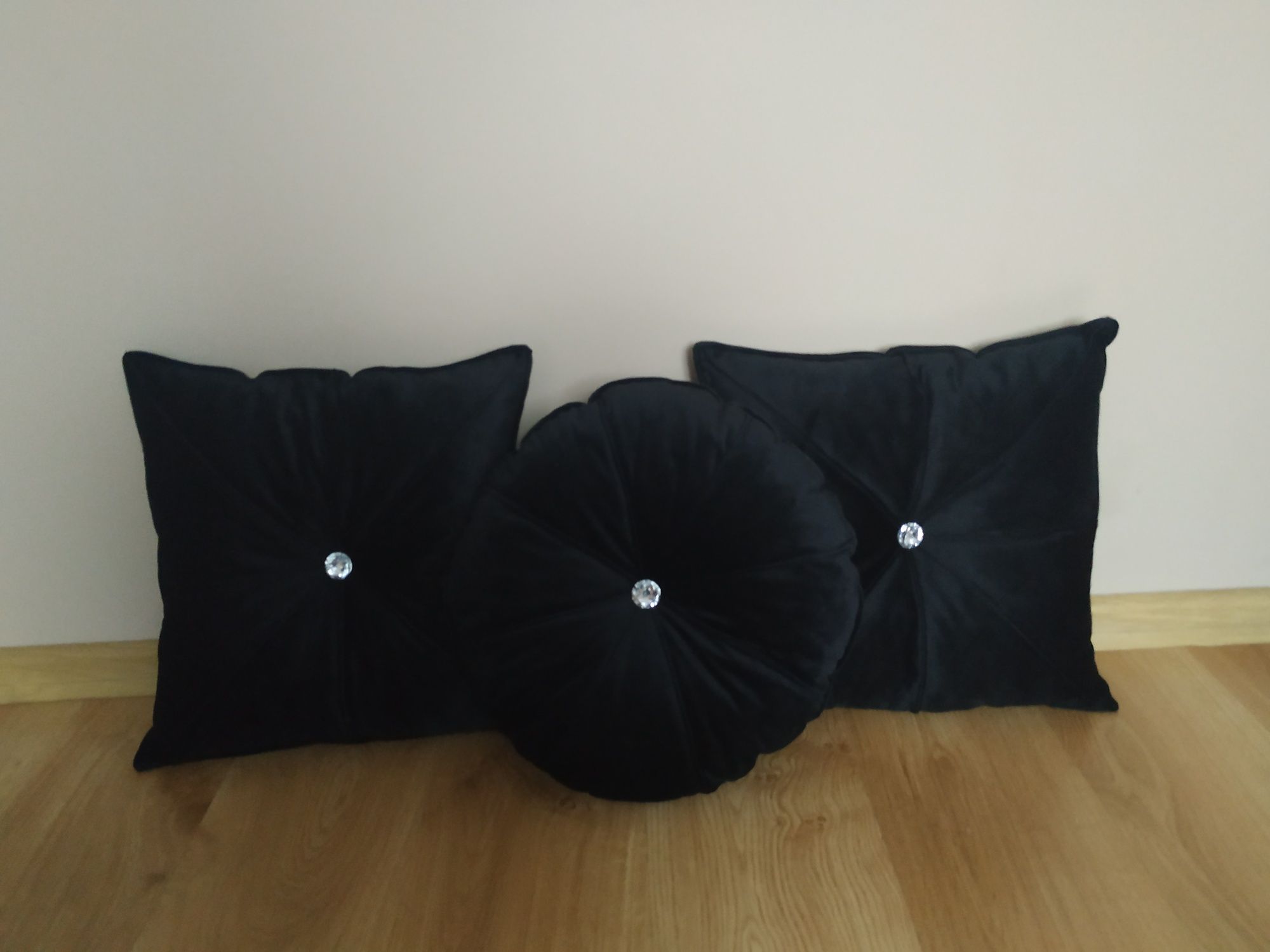 Zestaw czarnych poduszek dekoracyjnych