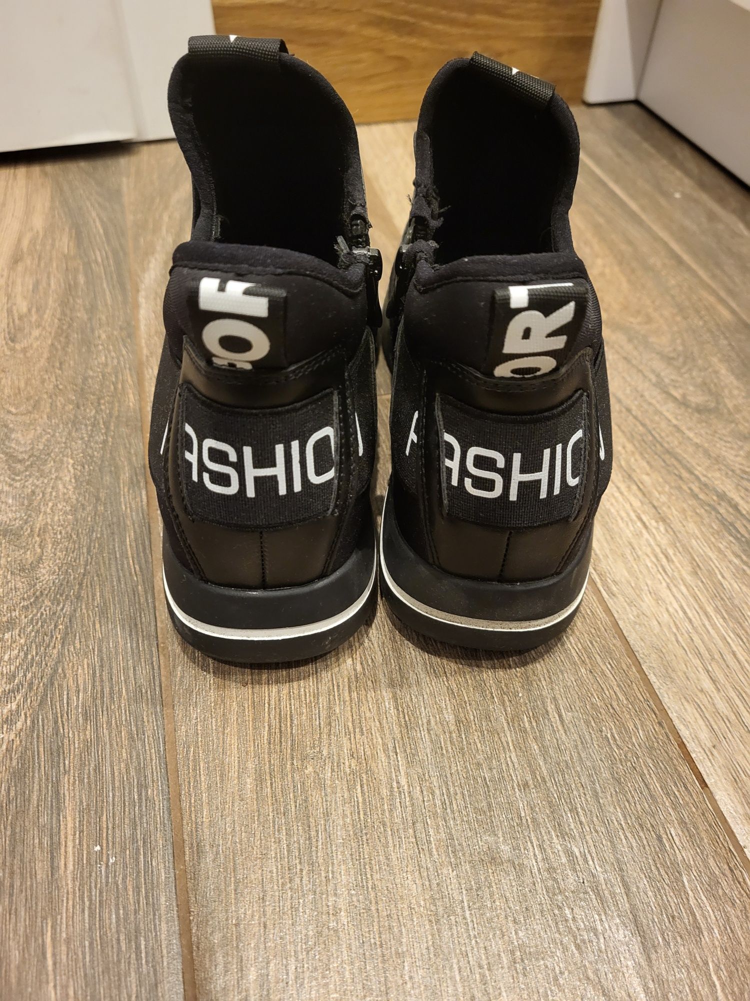 Czarne adidasy na malutkim koturnie 39