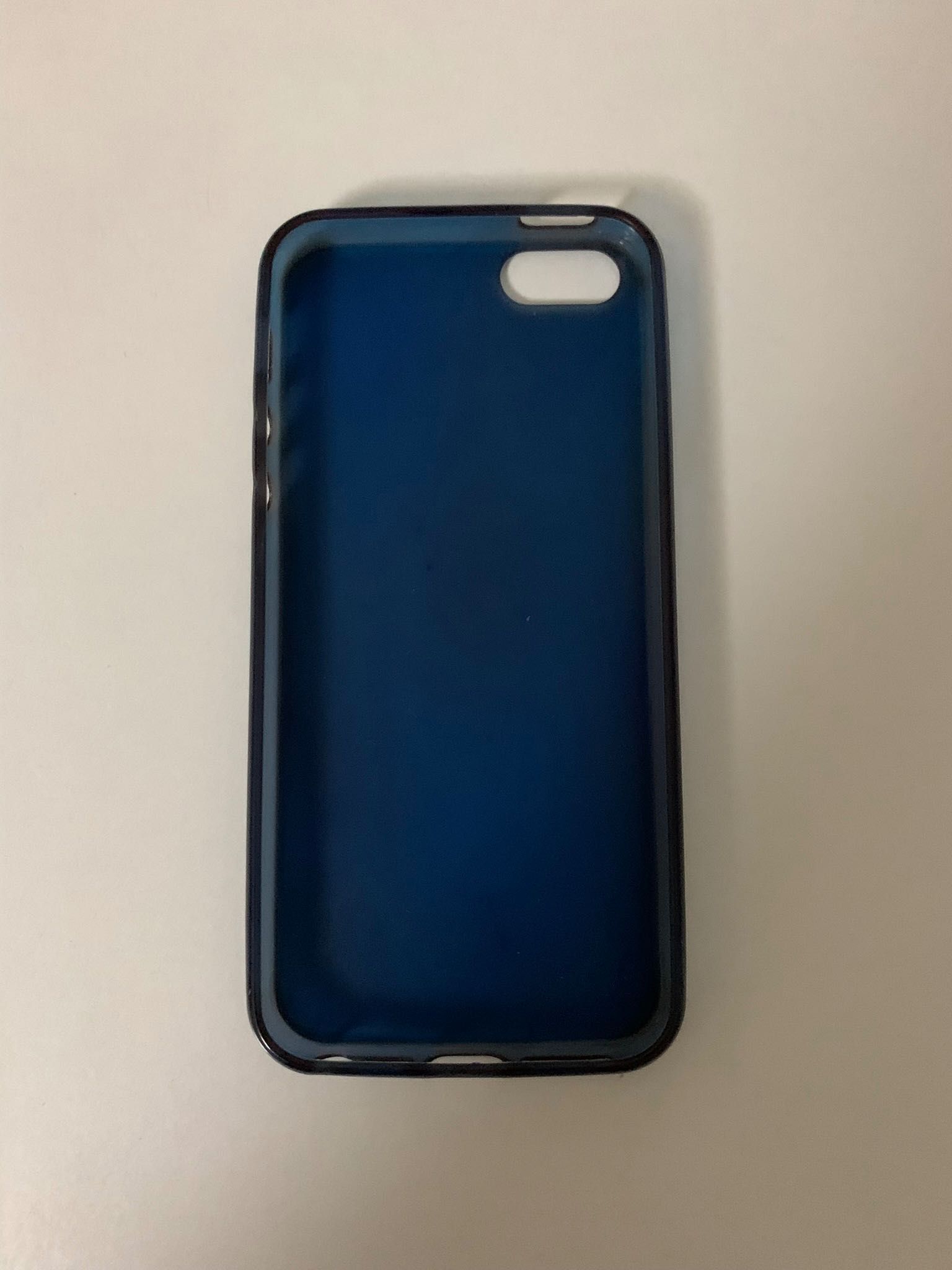 Capa iPhone 5 / 5s / SE (primeira geração) em bom estado.