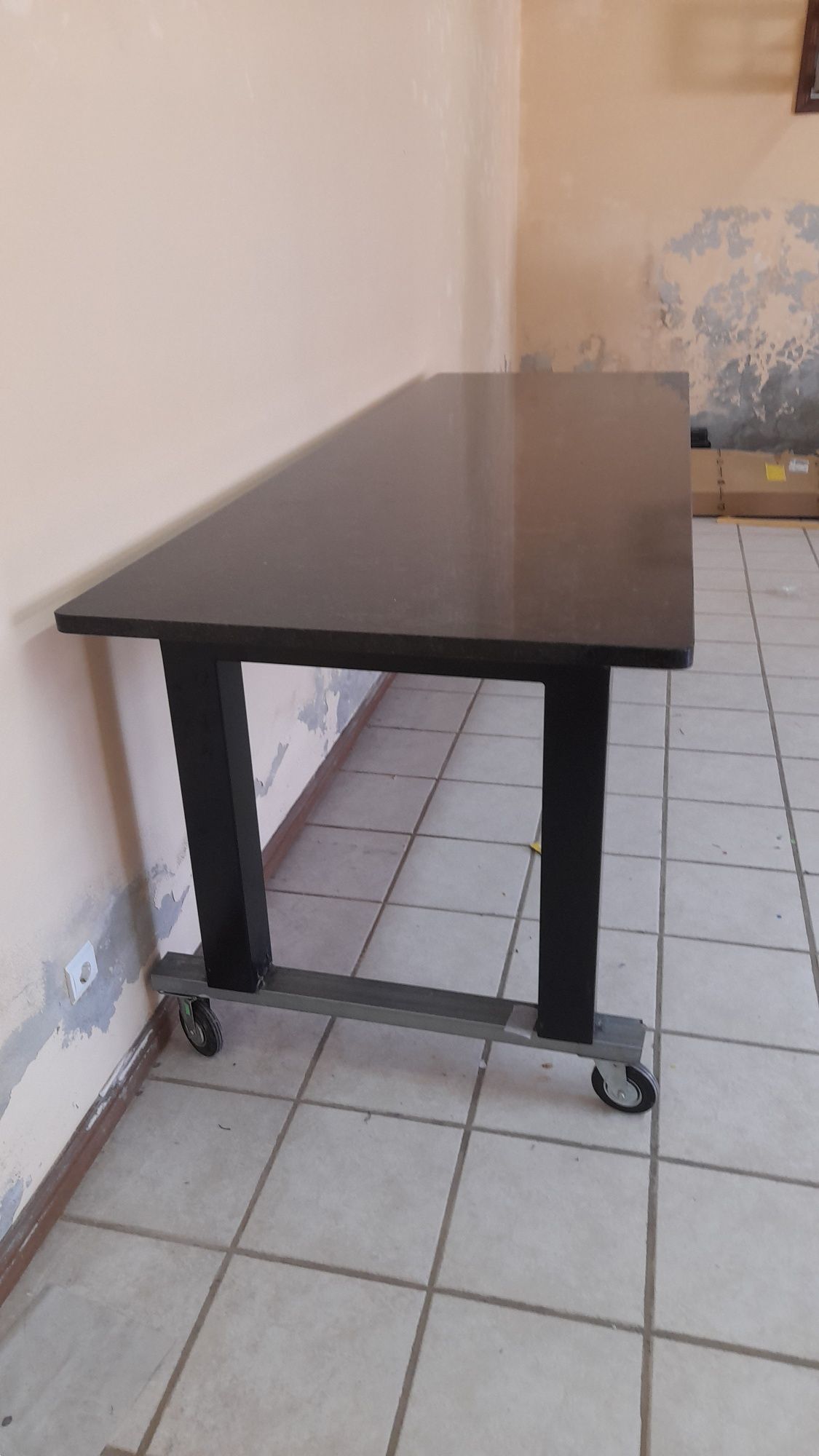 Mesa com tampo em granito