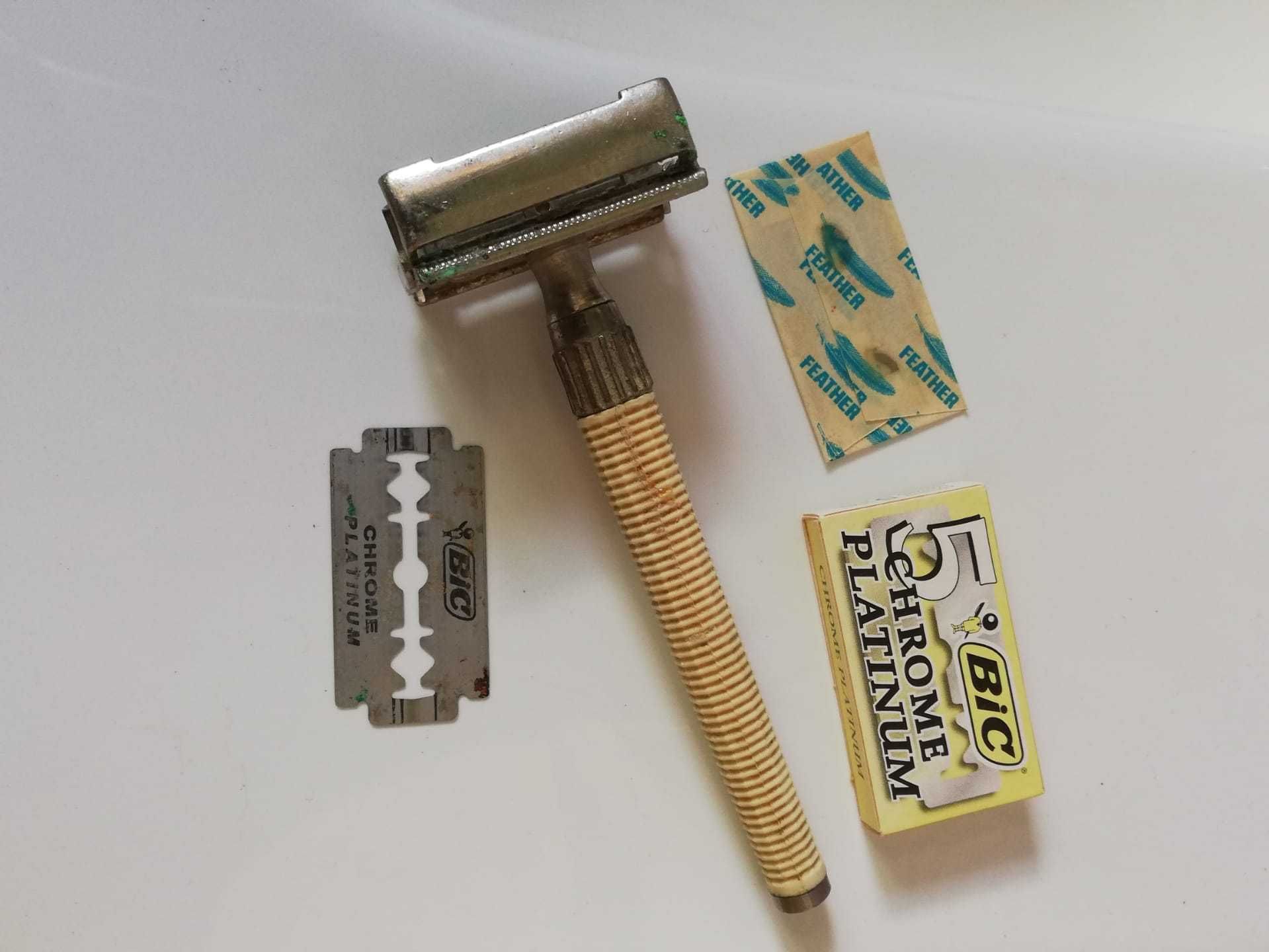 Gillette antiga com laminas