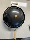 Wok preto com asas de madeira