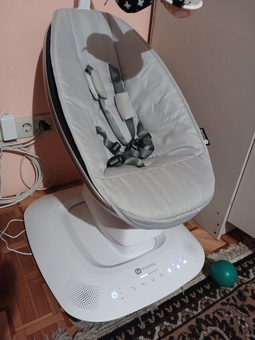 Крісло-гойдалка, укачуючий центр, закачуючий центр mamaRoo 5.0  4moms