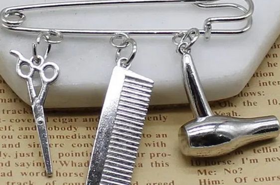 подарок профессиональный парикмахер брошь ножницы фен расческа мастеру