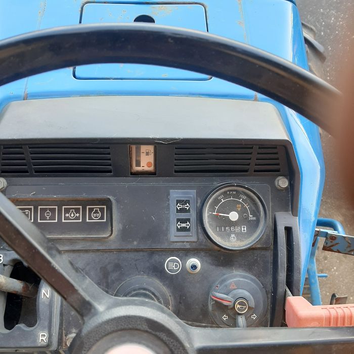 Tractor  usado  New Holland 1220 4 RM .