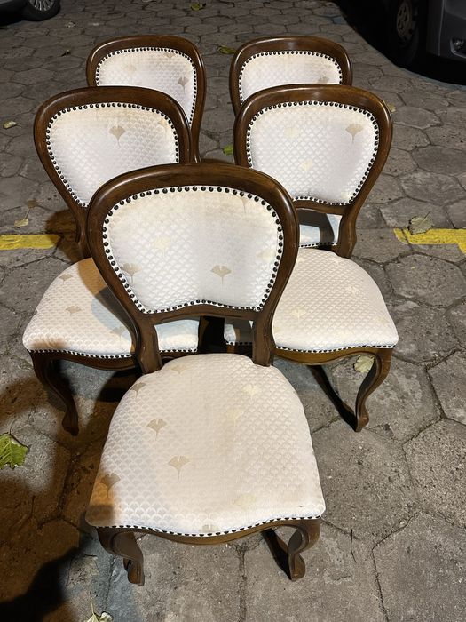 Zestaw pięciu krzeseł ludwika XV tapicerowane siedziska rzeźbione nogi