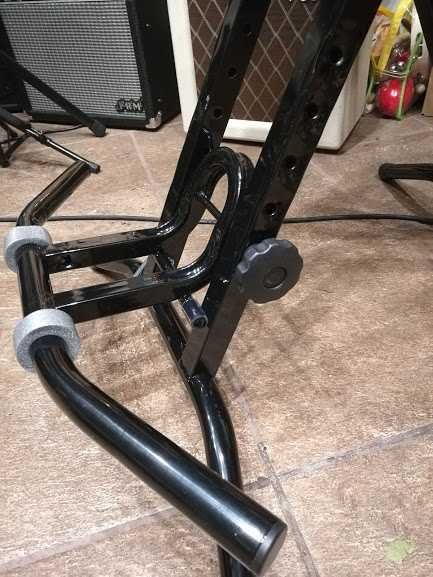 Krzesło z podnóżkiem dlacklawiszowca Libedor stołek dla muzyka