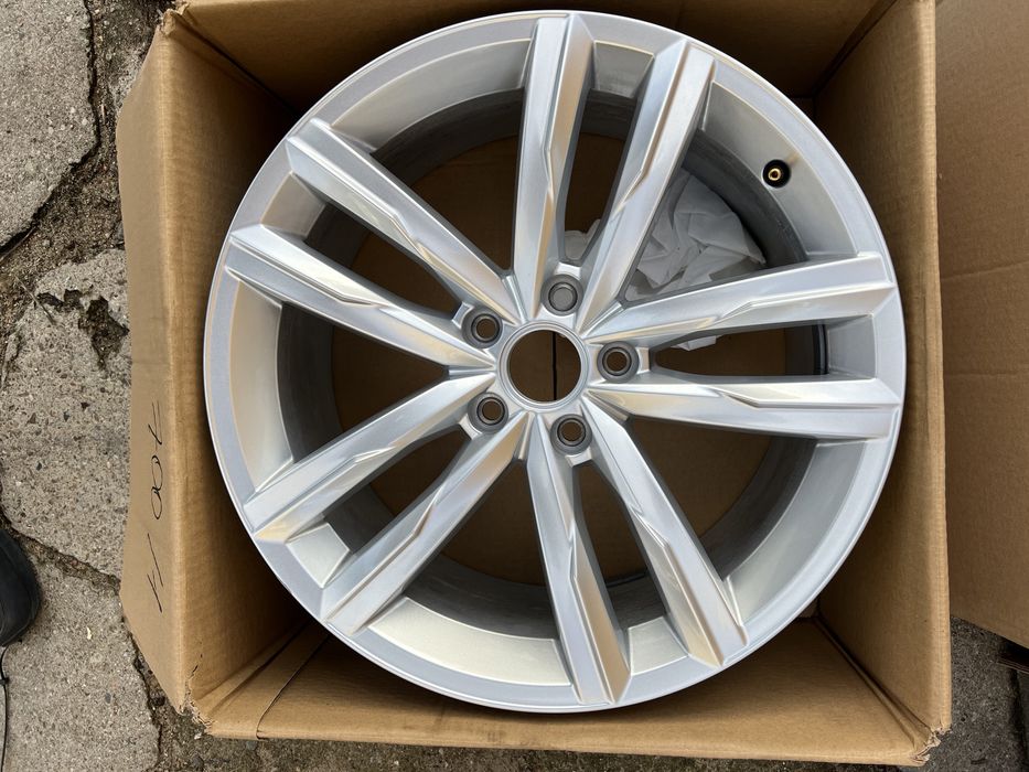 Felga 8,0x18 ET44 VW Passat B8 3G0 jak NOWA