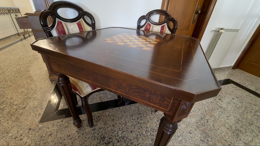 Mesa com varios jogos e cadeiras