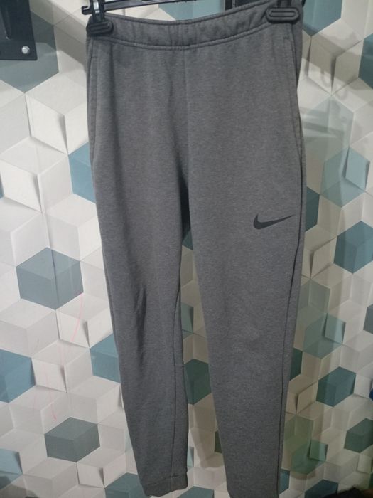 Szare spodnie nike