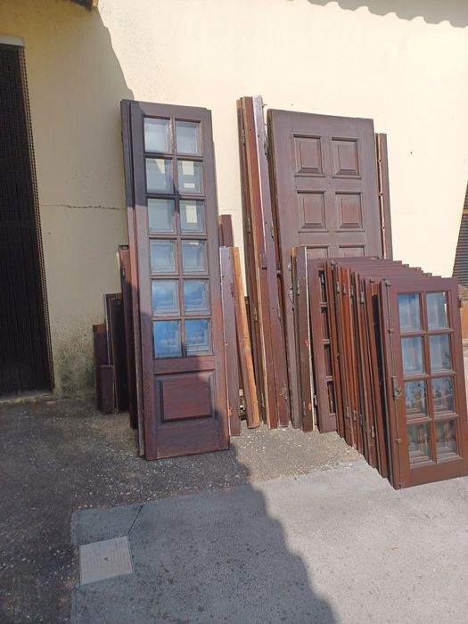 Janelas e portas  em madeira maciça