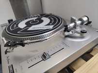 2 gira discos e mesa de mistura (muito uso)