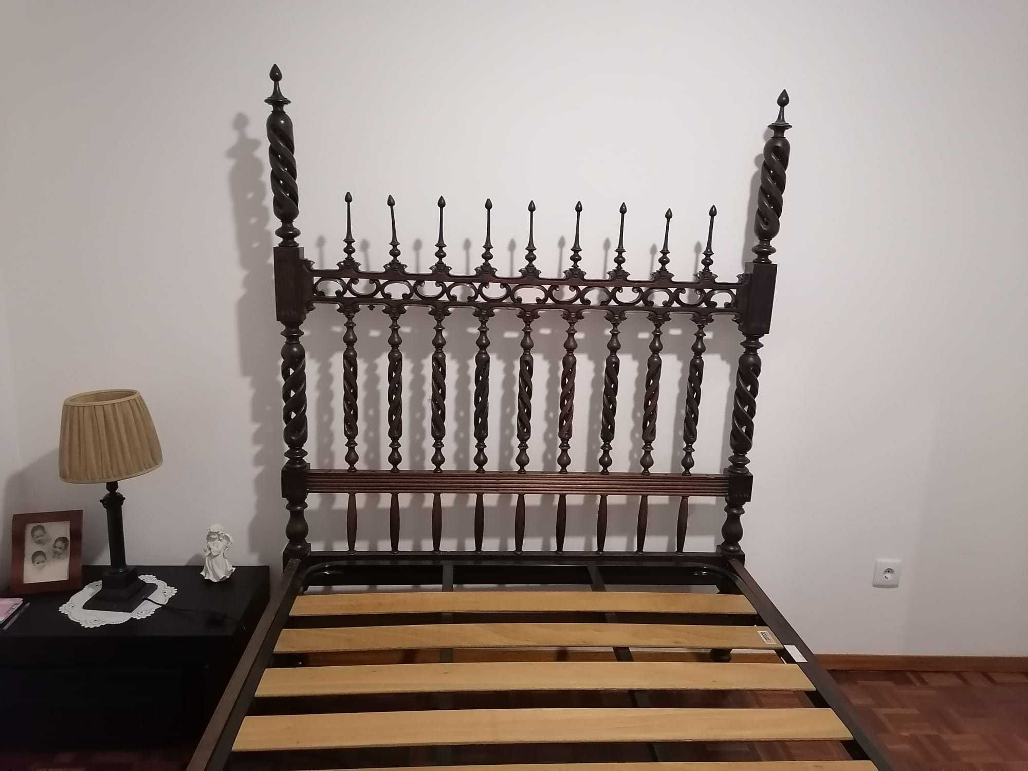 Cama de madeira antiga