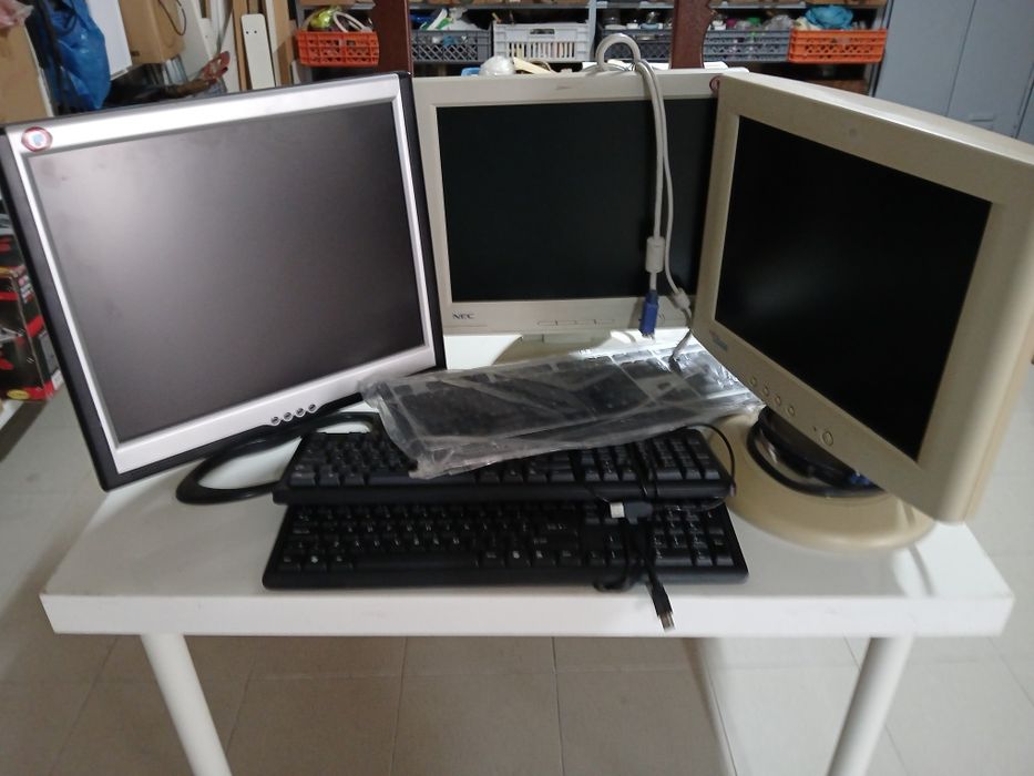 Monitores e teclados