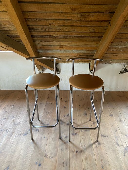 krzesła 2 stołki barowe