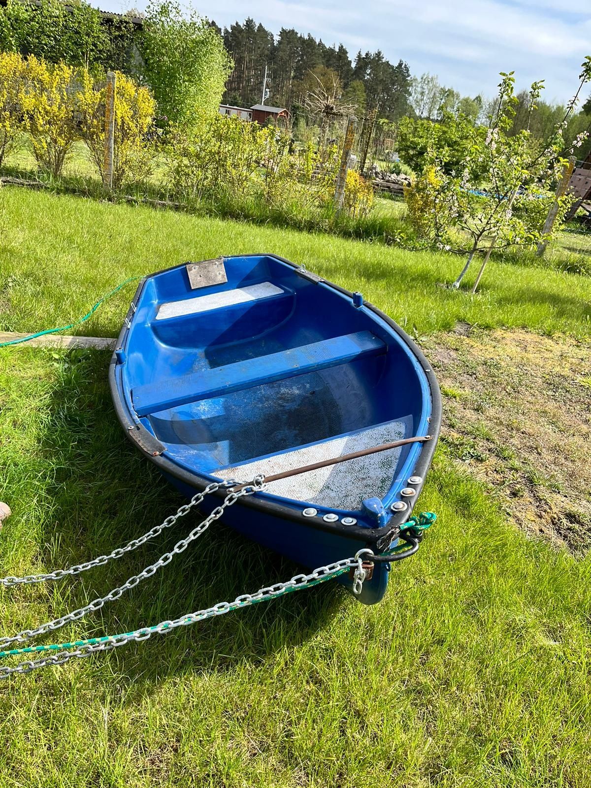 Łódka wędkarska niebieska