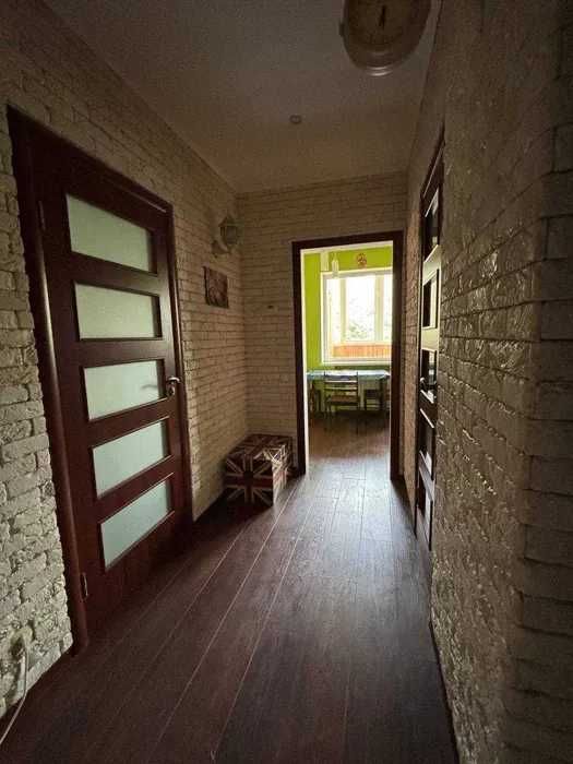 Продаж!2кім з РЕМОНТОМ. вул. Літературна 7Г. Газове опалення. балкон